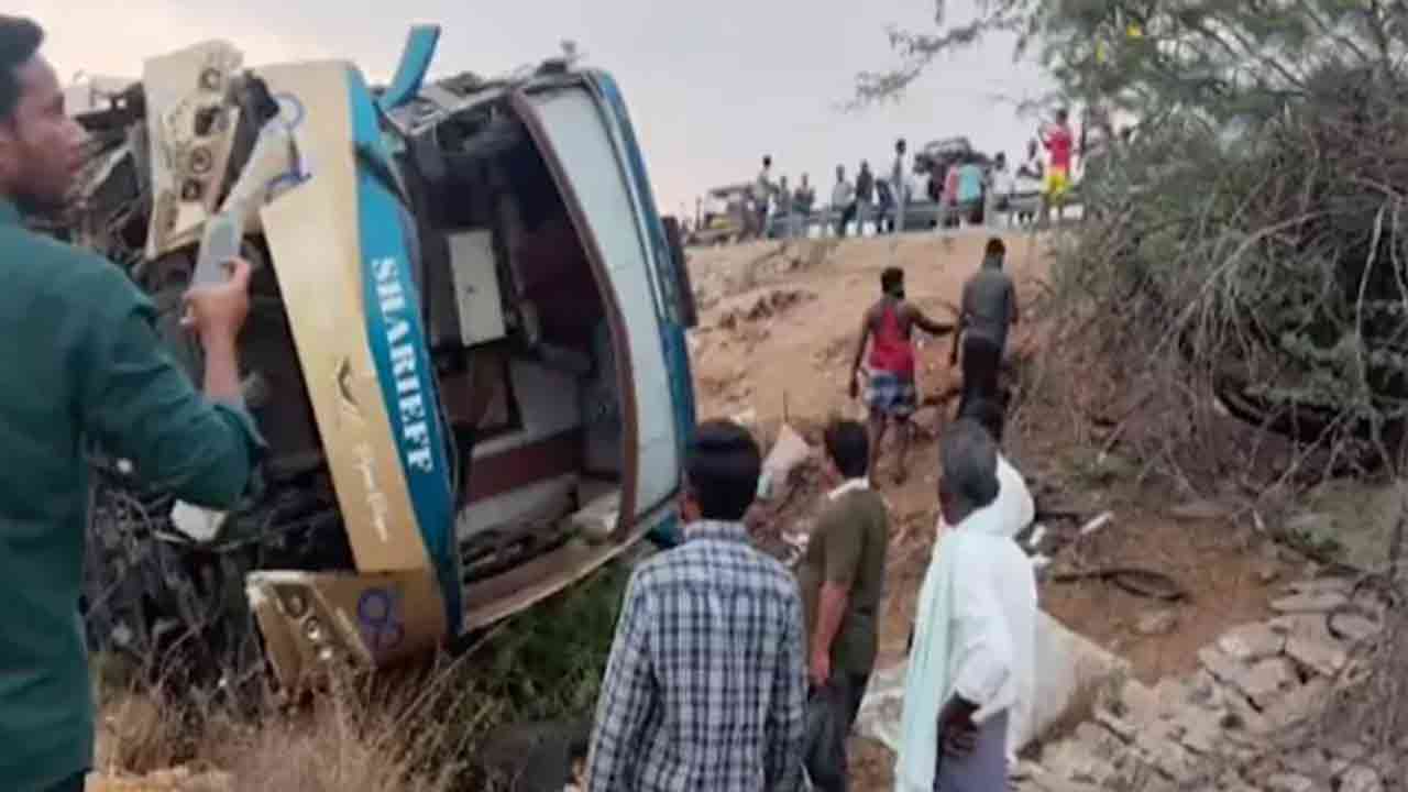 బోల్తా పడి 3 పల్టీలు కొట్టిన ప్రైవేటు ట్రావెల్స్ బస్సు.. 30 మంది ప్రయాణికులకు గాయాలు