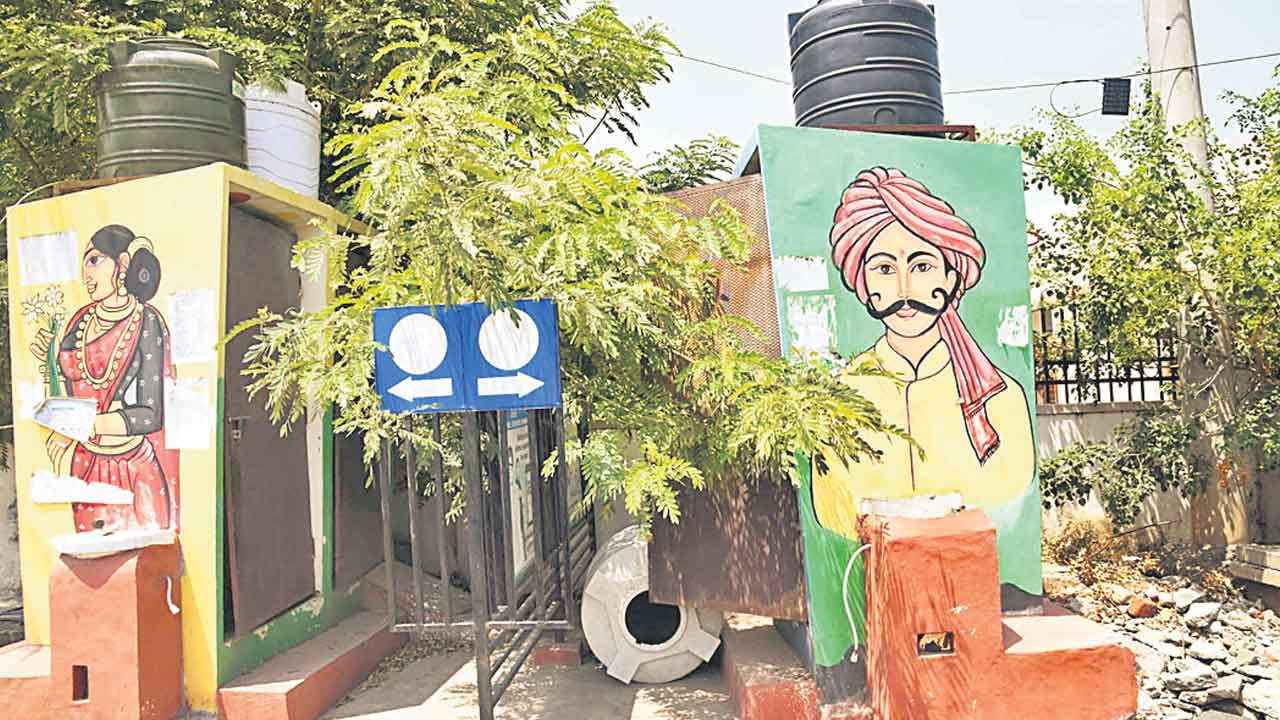 కంపుకొడుతున్న పబ్లిక్‌ టాయిలెట్లు