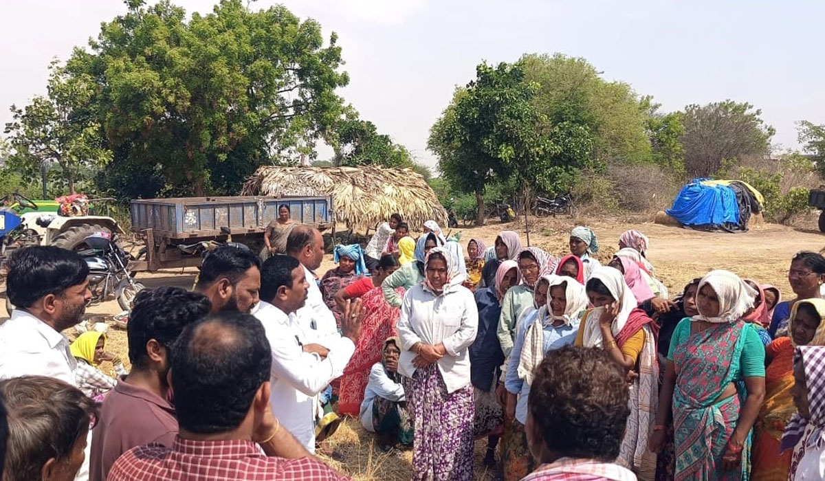 Chigurumamidi | పంట అవశేషాలు కాల్చొద్దు.. చిగురుమామిడి ఏవో పున్నం చందర్