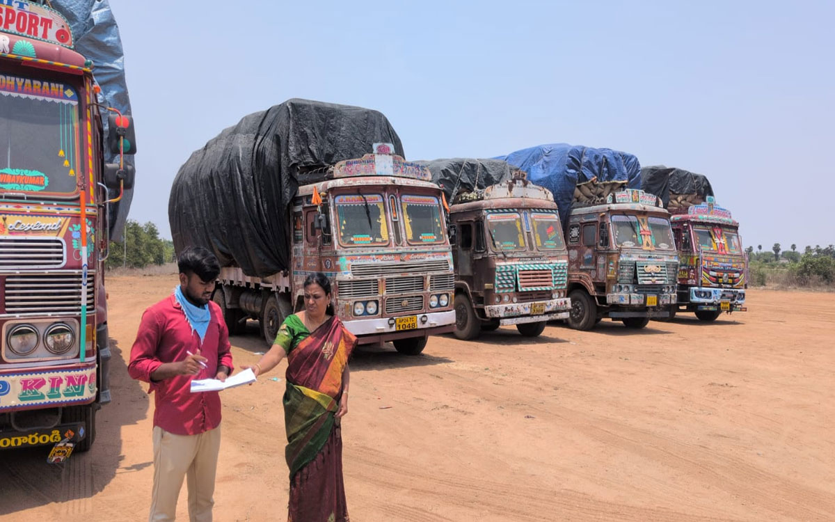 త్వరితగతిన దిగుమతులు చేసుకోవాలి : తాసీల్దార్ పుష్పలత