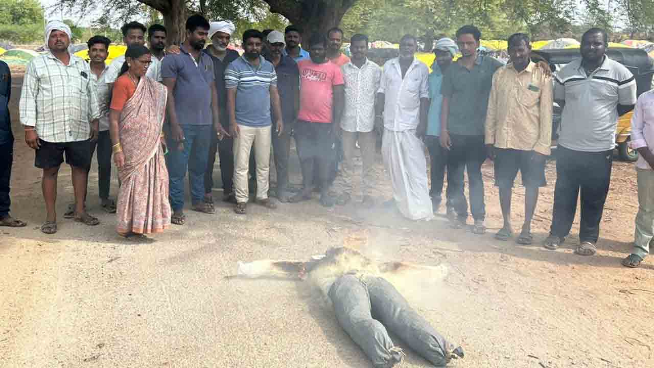 ధాన్యం కొనుగోళ్లలో ఆలస్యంపై రైతుల ఆగ్రహం..సీఎం దిష్టిబొమ్మ దహనం