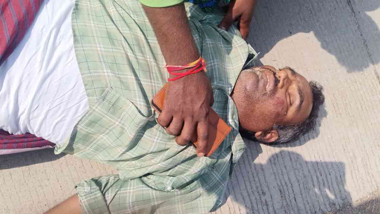 Janagaon | రఘునాథపల్లిలో ట్రాక్టర్ ఢీకొని తండ్రి మృతి.. కుమారుడికి తీవ్రగాయాలు