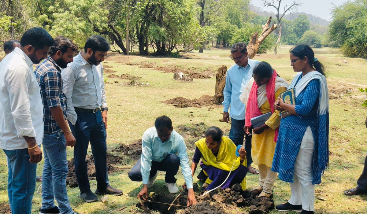 Jagitial | వర్షాలు రాకముందే మొక్కలు నాటేందుకు గుంతలు ఏర్పాటు చేయాలి.. జగిత్యాల డీఆర్‌డీవో రఘువరణ్