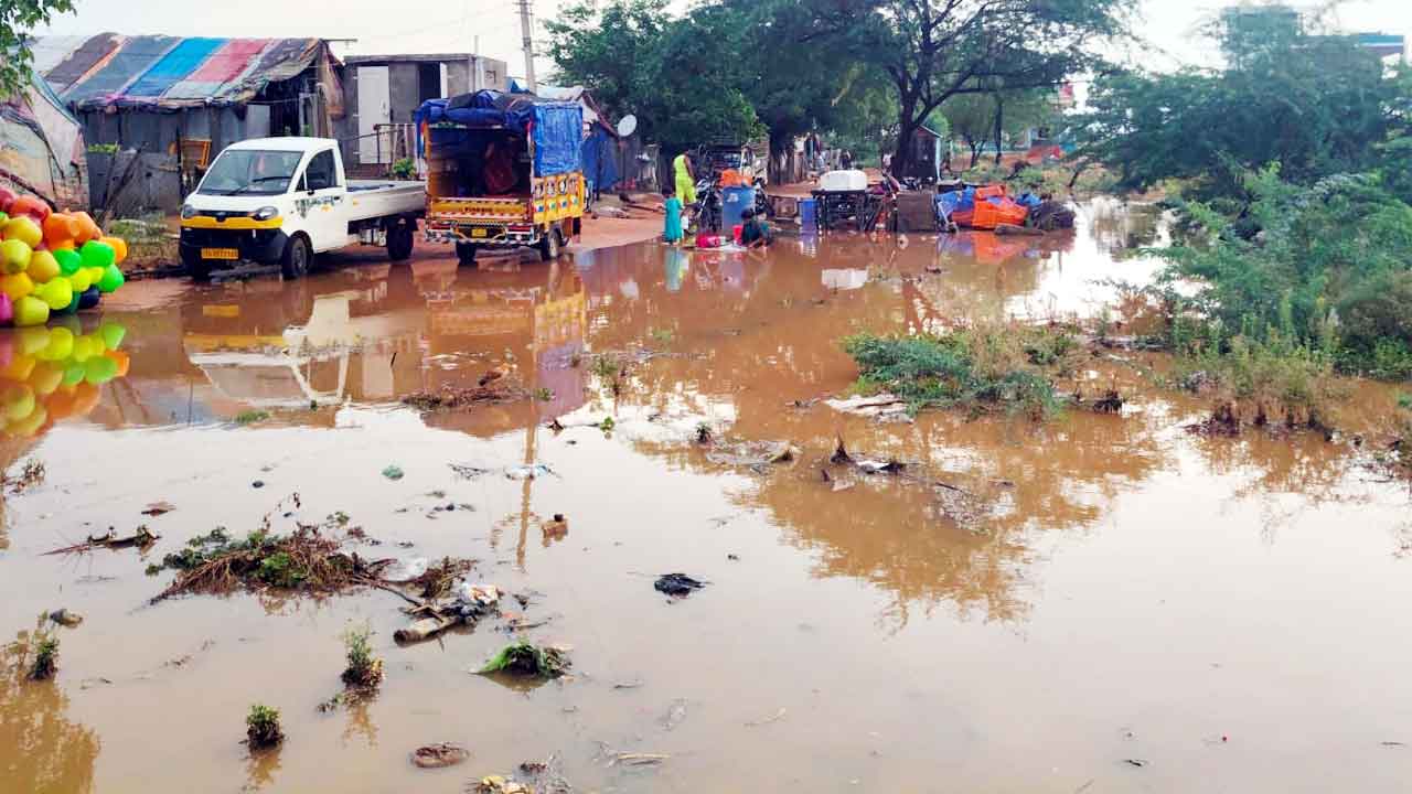 దంచికొట్టిన వాన.. రైతన్న హైరానా