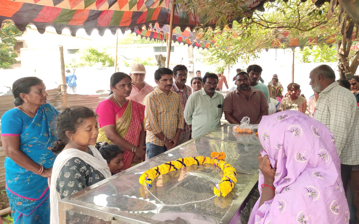 పారిశుధ్య‌ కార్మికుడి కుటుంబానికి ఆర్థిక సాయం