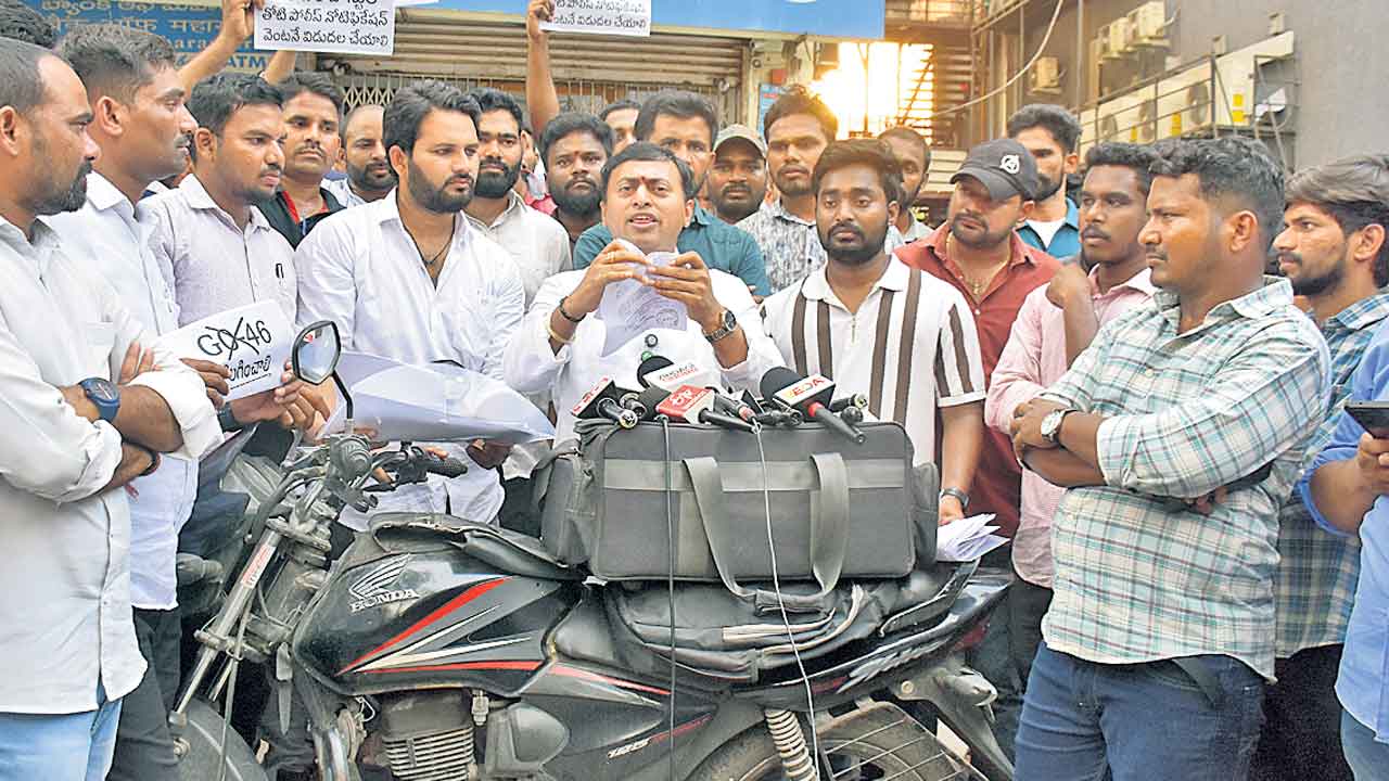 Job notifications | వెంటనే జాబ్‌ నోటిఫికేషన్లు ఇవ్వాలి..నిరుద్యోగుల పోరాటానికి అండగా ఉంటాం: రాకేశ్‌రెడ్డి
