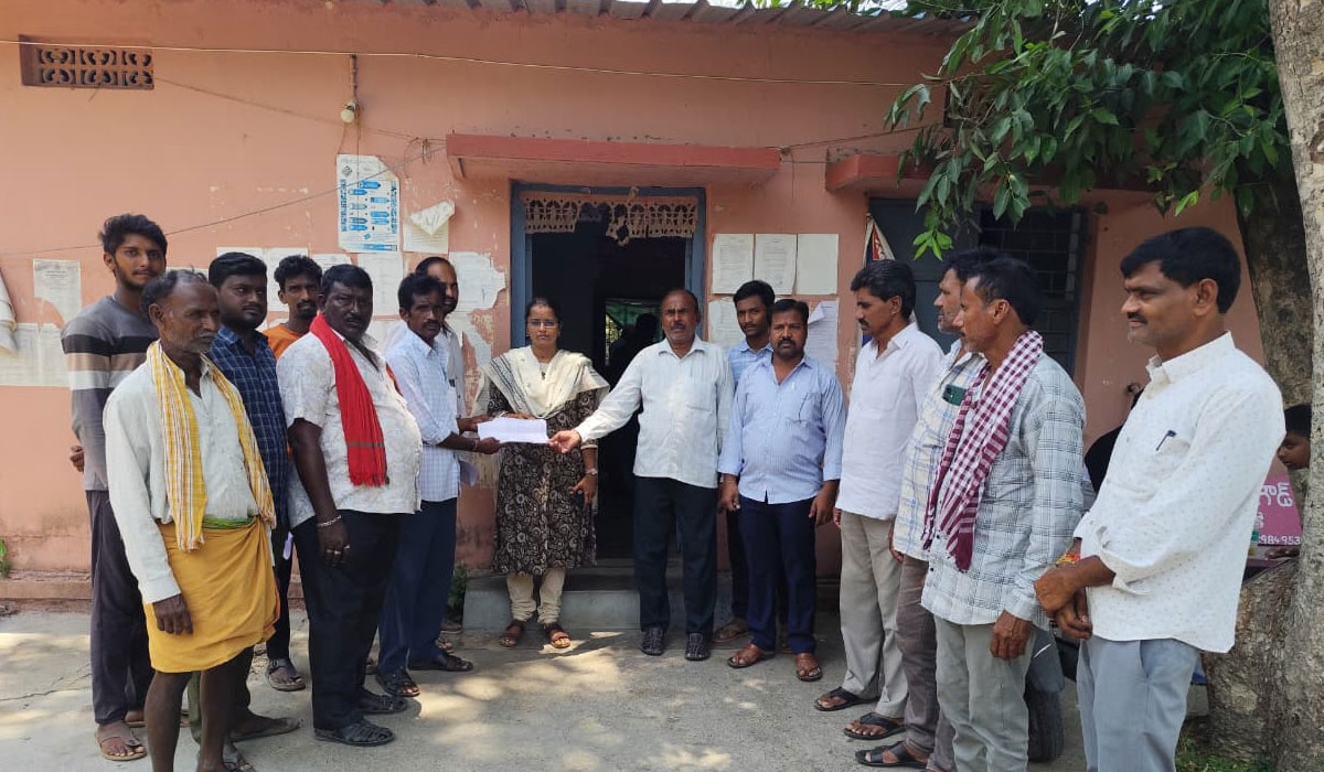 Kalvacherla | కల్వచర్లలో తూములు కొల్లగొట్టి చెరువు నీరు వదులుతున్నారంటూ తహసీల్దార్‌కు రైతుల ఫిర్యాదు