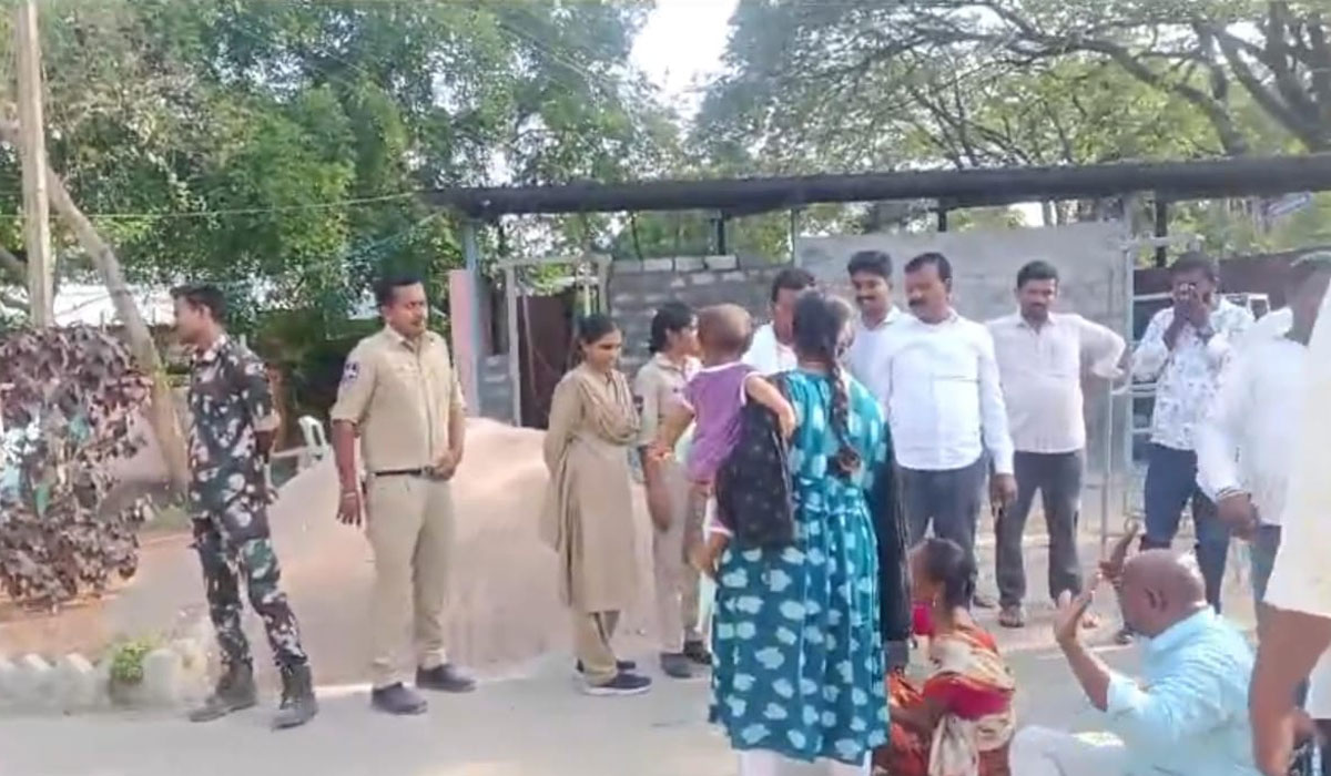Ramagiri  | రామగిరి పీఎస్ ఎదుట ఉద్రిక్తత.. రోడ్డు ప్రమాదంలో మృతి చెందిన కొడుకు ఘటనలో న్యాయం చేయాలని కుటుంబ సభ్యుల ఆందోళన