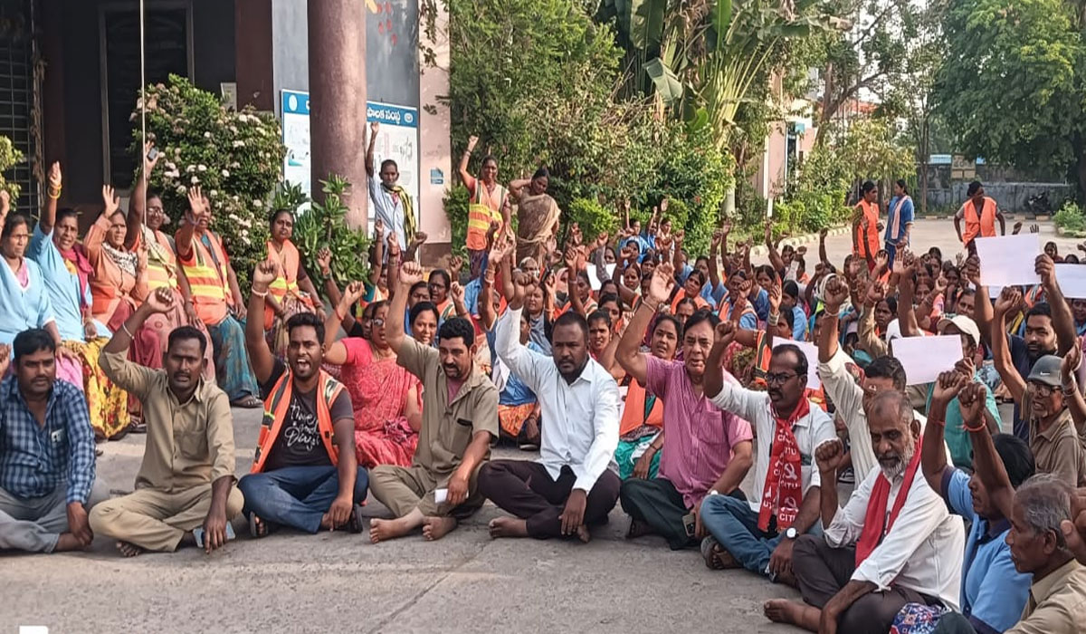 Ramagundam Municipality | భగ్గుమన్న రామగుండం బల్దియా.. కమిషనర్ అరుణ శ్రీ ని బర్తరఫ్ చేయాలంటూ కన్నెర్ర చేసిన కార్మికులు