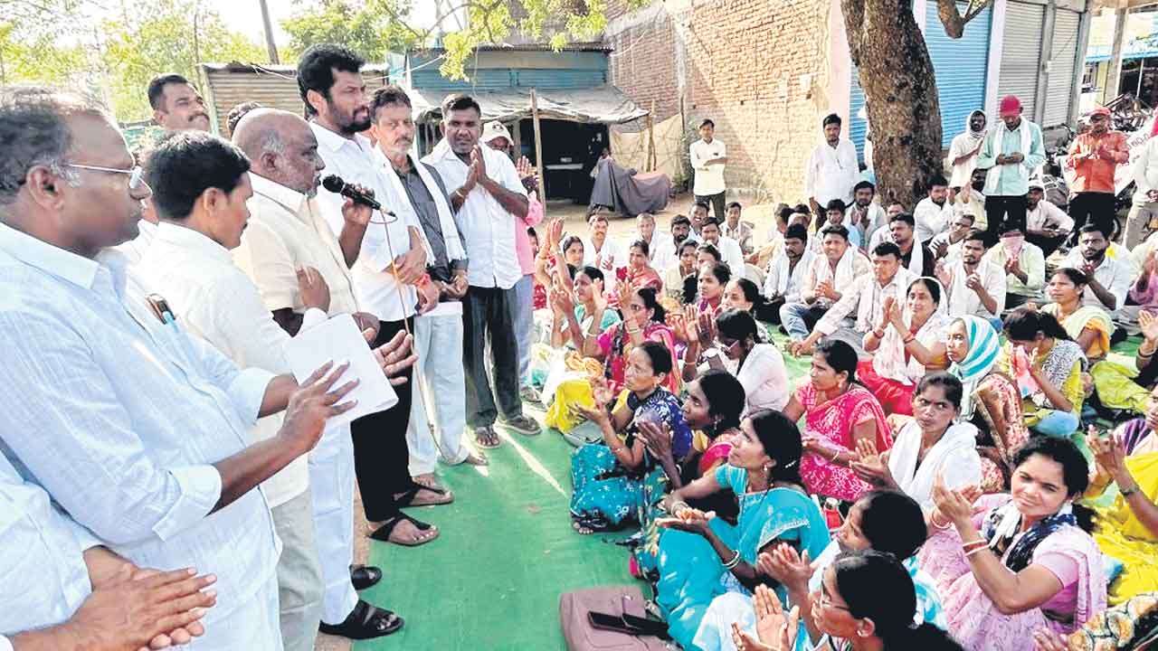 వీవోఏల డిమాండ్లు నెరవేర్చకపోతే అసెంబ్లీని ముట్టడిస్తాం