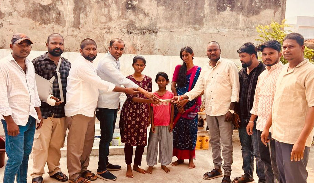 Doompeta | దూంపేటలో మిత్రుడి కుటుంబానికి సౌదీ సేవా సమితి ఆర్థిక సాయం అందజేత