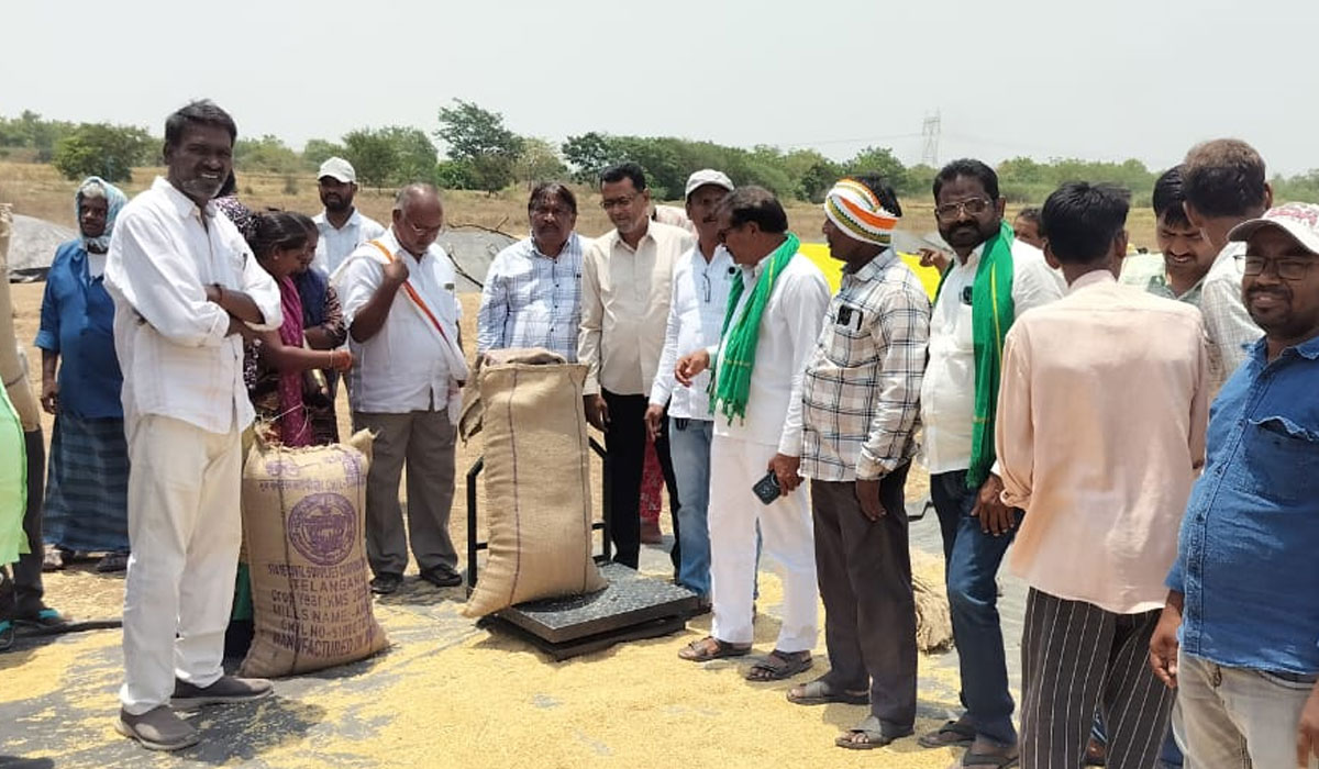 Chigurumamidi | ధాన్యం కొనుగోలు వేగవంతం చేయాలి.. చిగురుమామిడి తహసీల్దార్‌ రమేష్