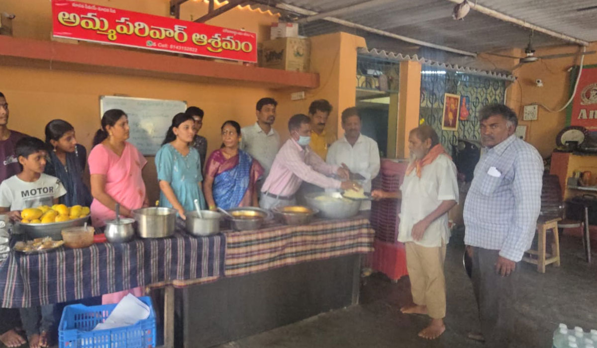Godavarikhani | మార్కండేయకాలనీలో కుమారుల జ్ఞాపకార్థం తల్లిదండ్రుల అన్నదానం