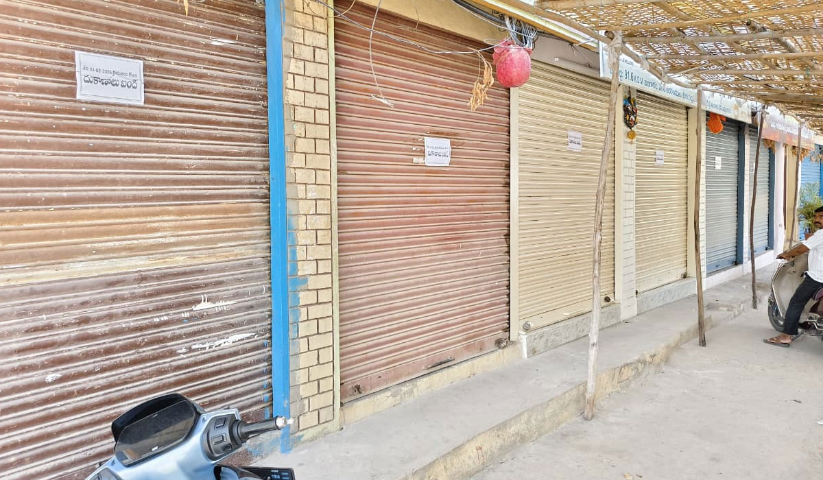 Vemulawada | బంగారం విక్రయ దుకాణాల నిర్వాకంతో ఉపాధి కోల్పోతున్నాం.. వేములవాడలో నిరసన వ్యక్తం చేసిన స్వర్ణకారులు