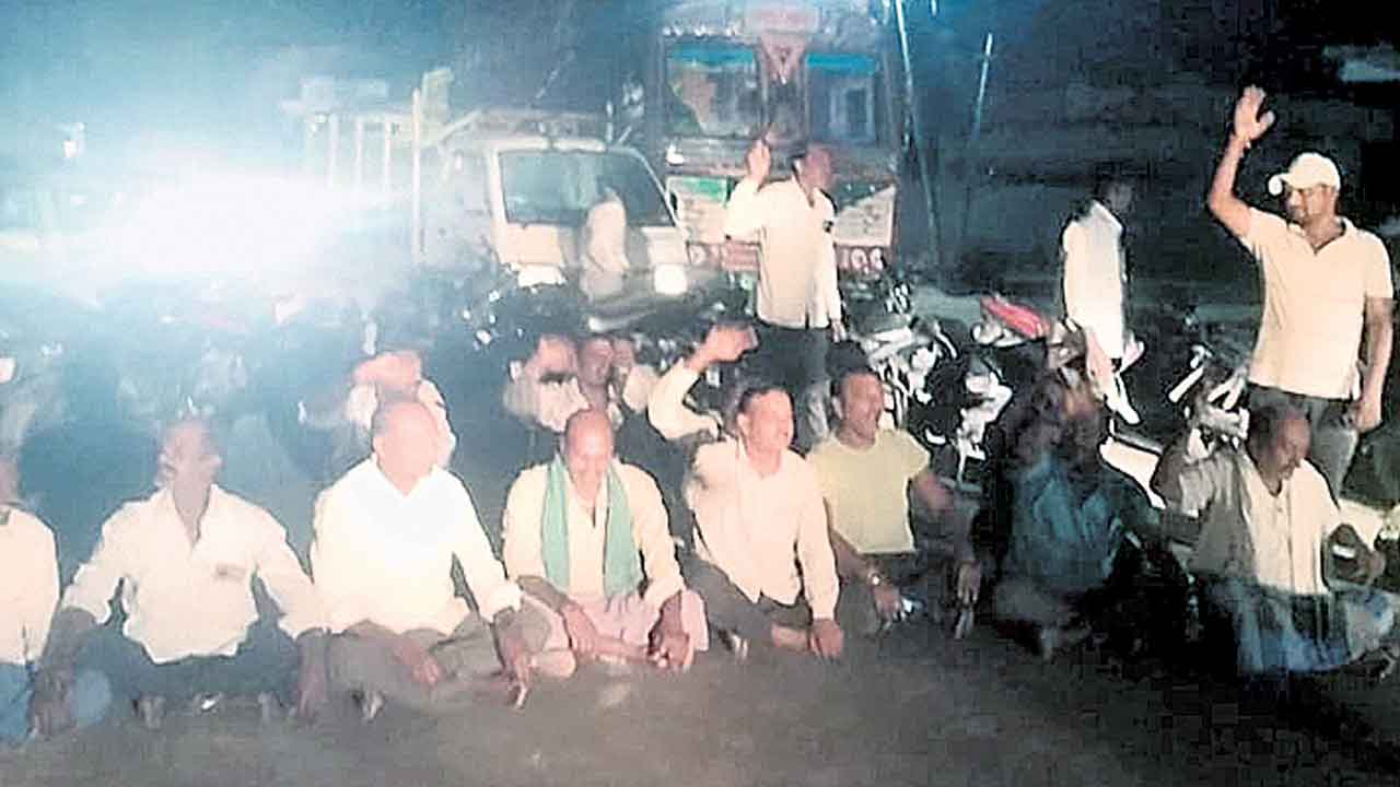 వడ్లు కొనడంలేదని రైతుల ఆందోళన