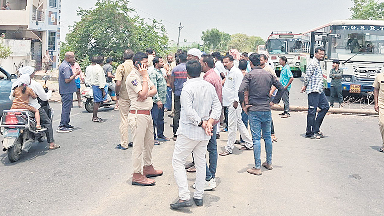 ధాన్యం తరిలింపులో నిర్లక్ష్యం పై ఆందోళన