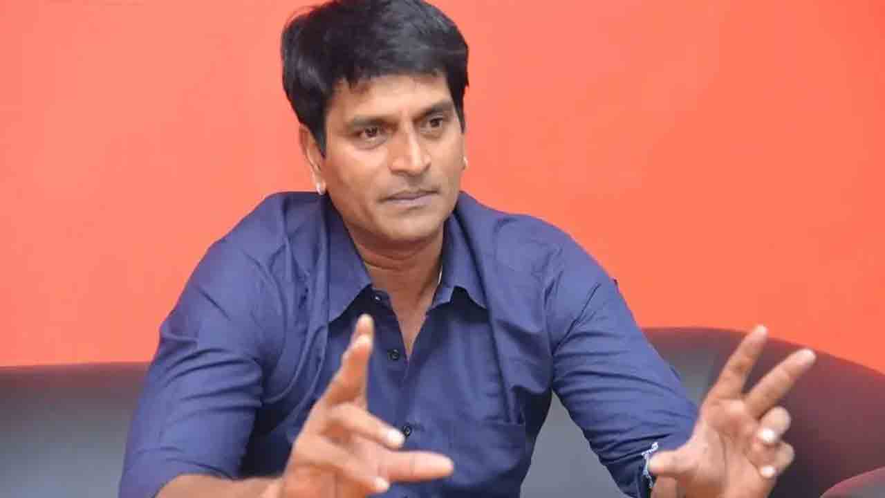 Director Ravi Babu | ఫ్యాన్స్ దగ్గర ఎక్కువ డబ్బులు తీసుకోవడం తప్పు.. టికెట్ రేట్లపై రవిబాబు సంచలన వ్యాఖ్యలు!