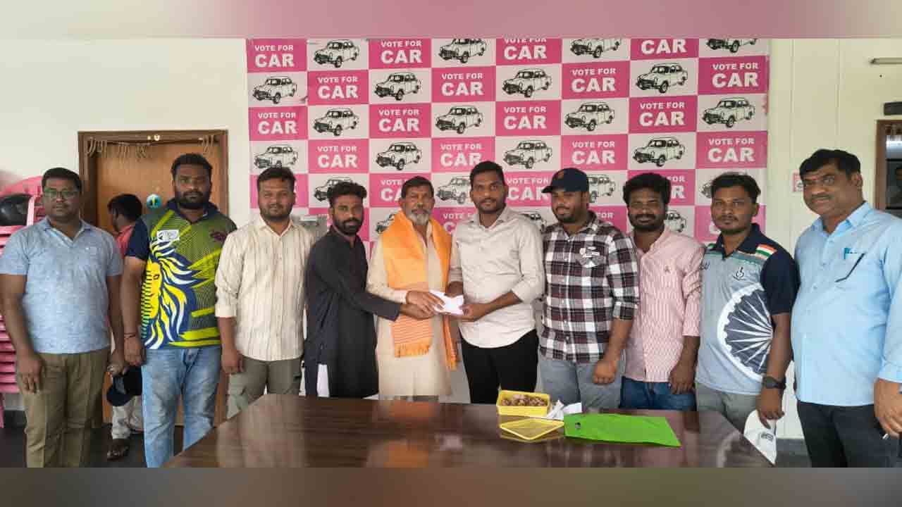 Siricilla | మాట నిలబెట్టుకున్న రవీందర్ రావు.. కేసీఆర్ కప్ విజేతలకు రూ.1 లక్ష అందజేత..!