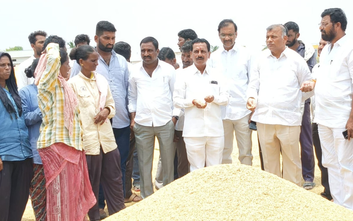 పంట పండిస్తే కొనే దిక్కులేకపాయే : మాజీ ఎమ్మెల్యే ర‌వీంద్ర‌కుమార్‌