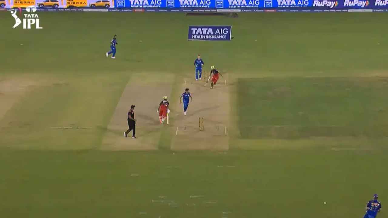 IPL 2026: చివ‌రి బంతికి ఫీల్డింగ్ పొర‌పాటు.. ఆర్సీబీ గెలుపుతో ముంబై ఔట్.. వీడియో