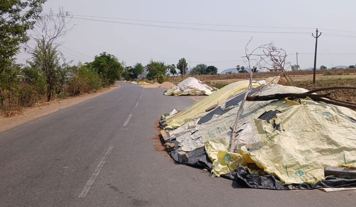 Chigurumamidi | చిగురుమామిడిలో కొనుగోలులో జాప్యం.. రోడ్లపై ధాన్యం కుప్పలు