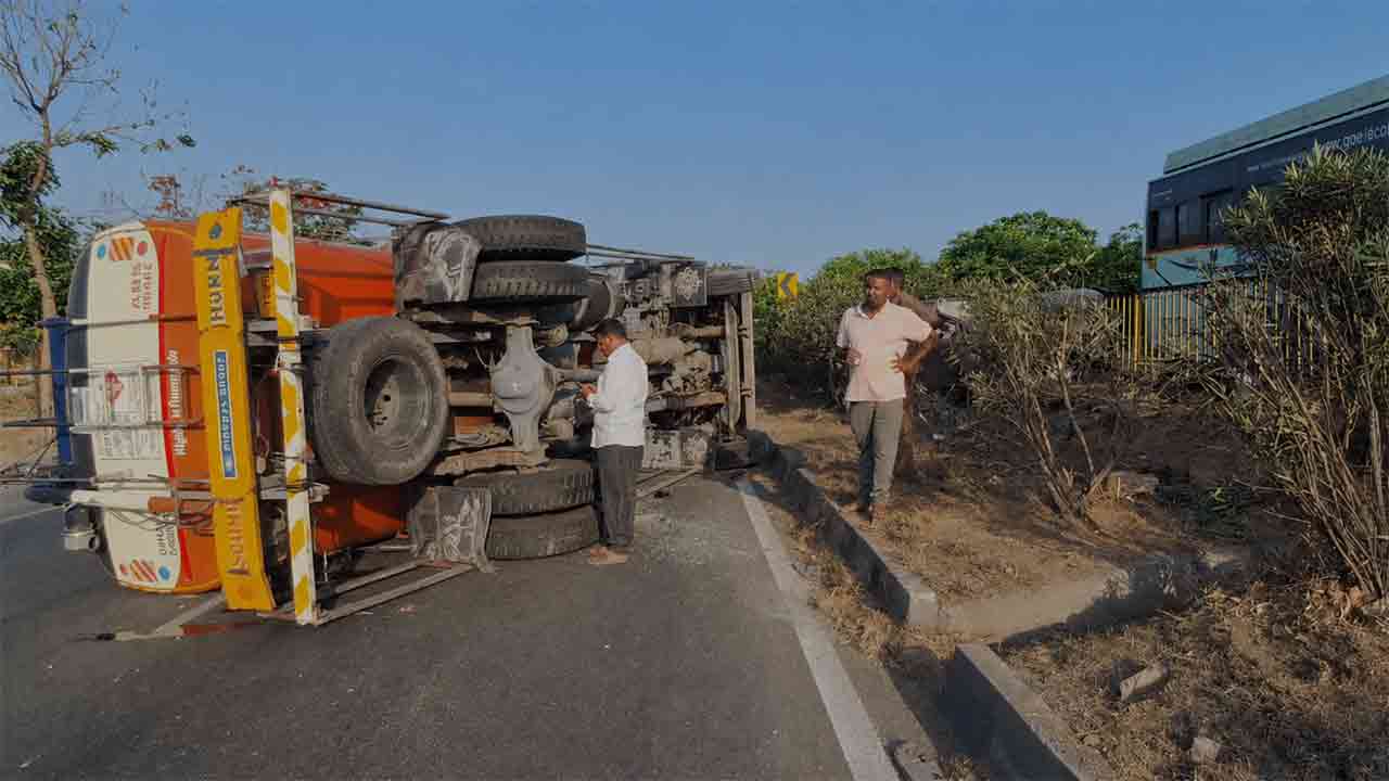 Road Accident | విజయవాడ హైవేపై ప్రమాదం.. రోడ్డుకు అడ్డంగా పడిపోయిన ఆయిల్ ట్యాంకర్!