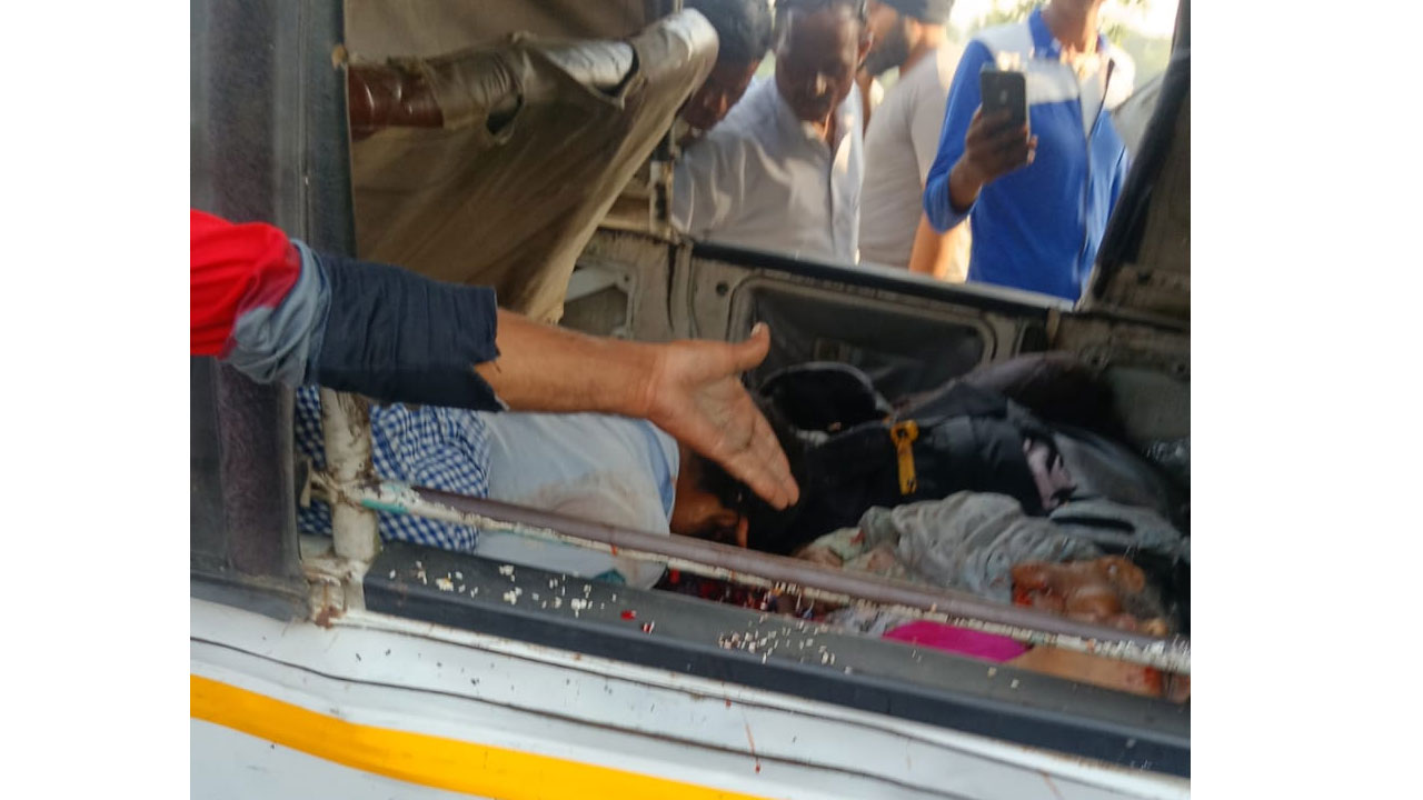 Uttar Pradesh: యూపీలో రోడ్డు ప్ర‌మాదం.. వ్యాన్‌, ట్ర‌క్కు ఢీకొన్న ఘ‌ట‌న‌లో ప‌ది మంది మృతి