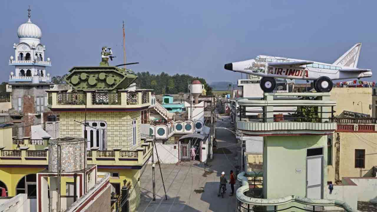 Rooftop Art | ఇంటి పైకప్పుపై విమానాలు, యుద్ధ ట్యాంకర్లు.. వాటర్ ట్యాంక్‌లతో ఔరా అనిపిస్తున్న గ్రామం
