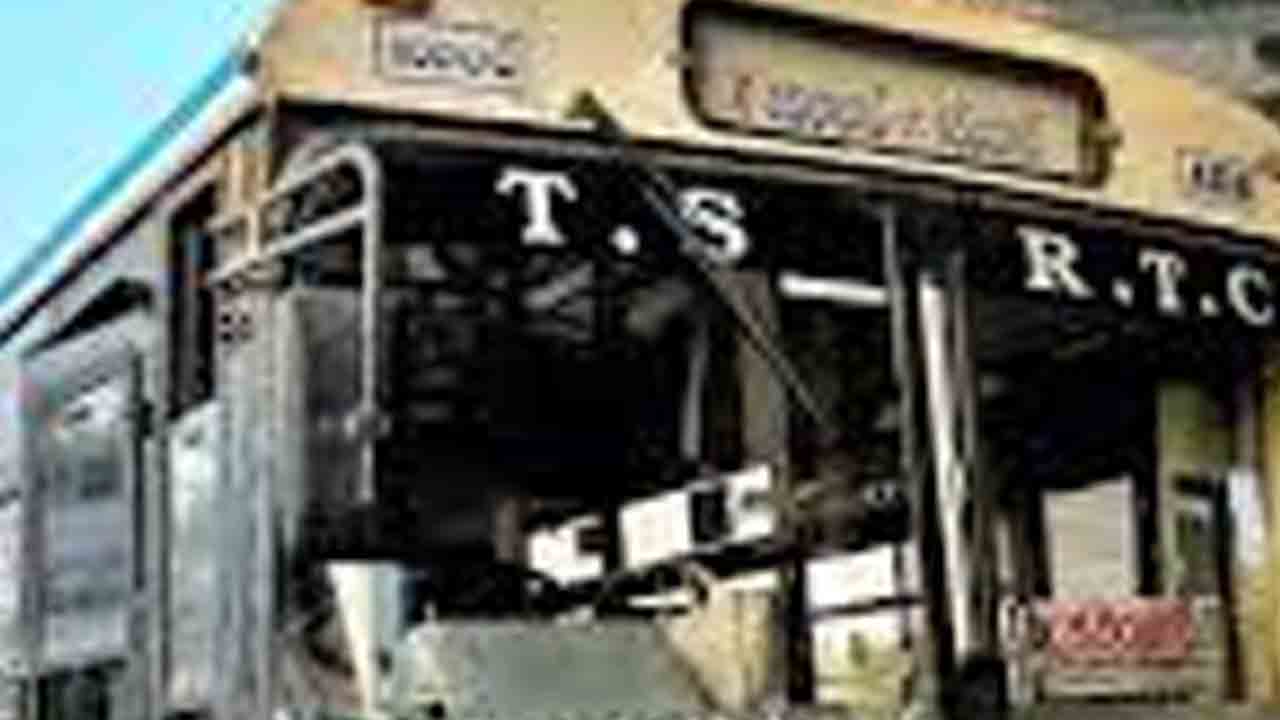 RTC Bus | ఆగి ఉన్న లారీని ఢీకొట్టిన ఆర్టీసీ బస్సు
