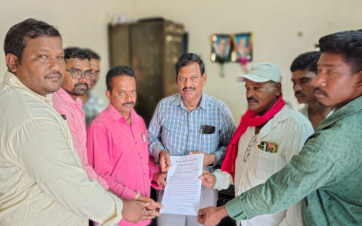 ‘తక్షణమే సహకార సంఘం ఎన్నికలు జరిపించాలి’