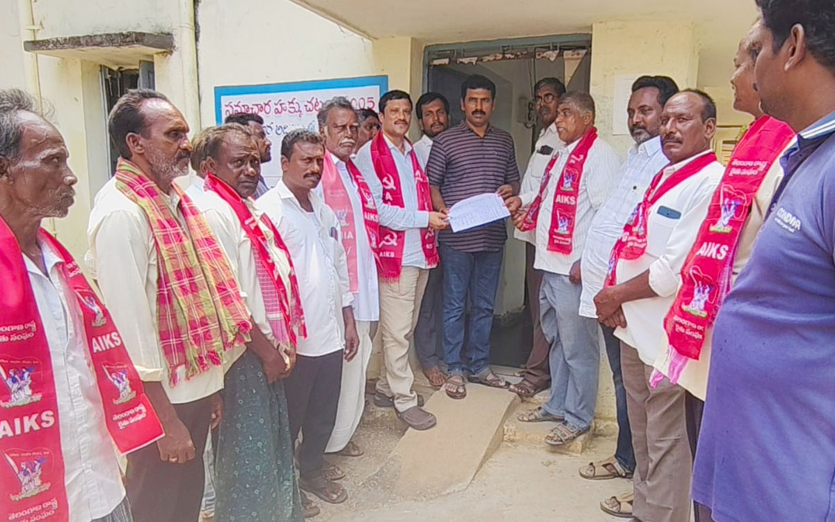 సహకార సంఘాలకు ఎన్నికలు నిర్వహించాల‌ని రైతు సంఘం ధర్నా