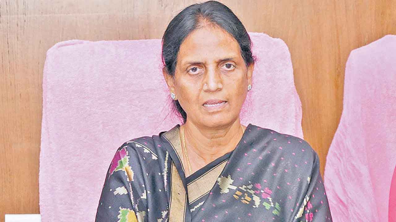 అన్నదాతల ఆర్తనాదాలు వినిపిస్తలేదా?