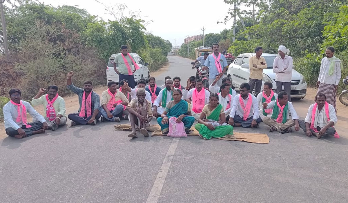 Kalvasrirampur | కాల్వశ్రీరాంపూర్‌లో మక్కలు, వడ్లు కొనుగోలు చేయాలని బీఆర్ఎస్ నాయకుల రాస్తారోకో