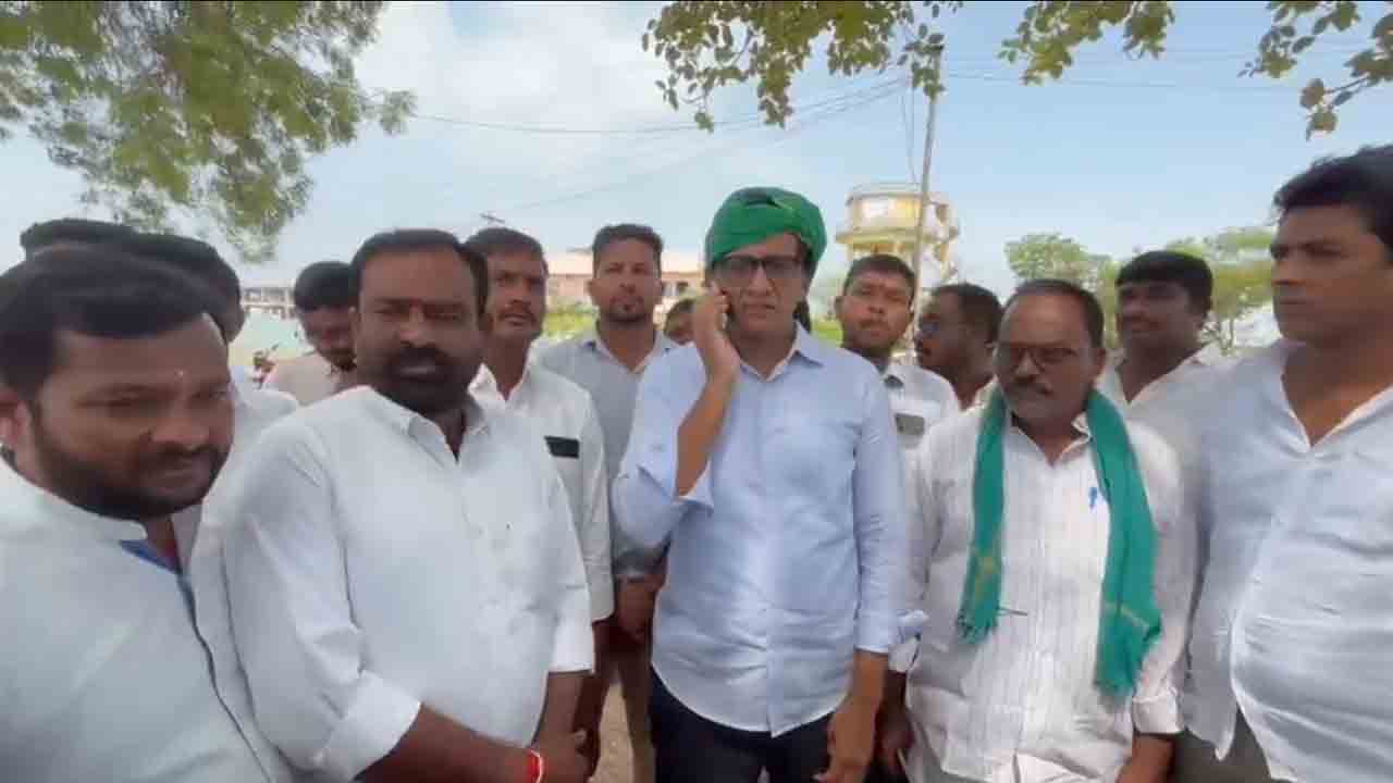 Kalvakuntla Sanjay | మీకు పాదాభివందనం చేస్తాం దయచేసి మక్కలు కొనండి : ఎమ్మెల్యే కల్వకుంట్ల సంజయ్