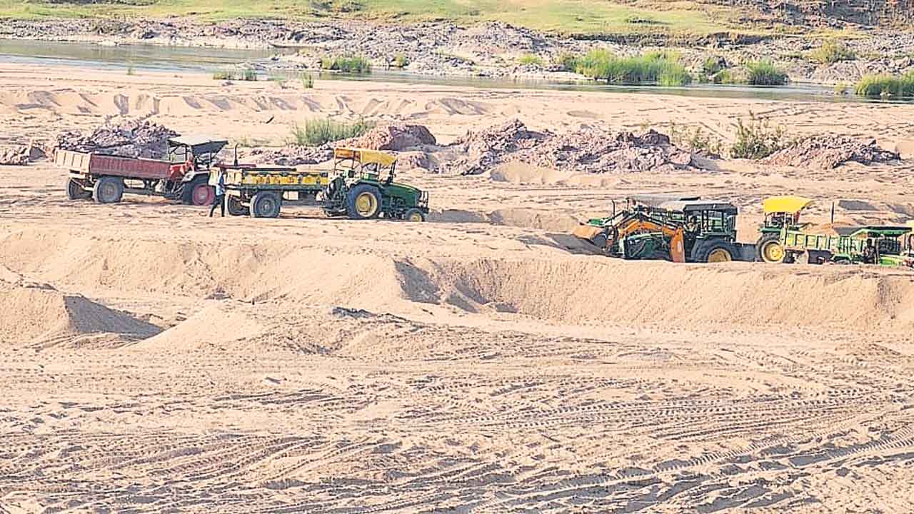 గోదావరిలో ఇసుక మాఫియా