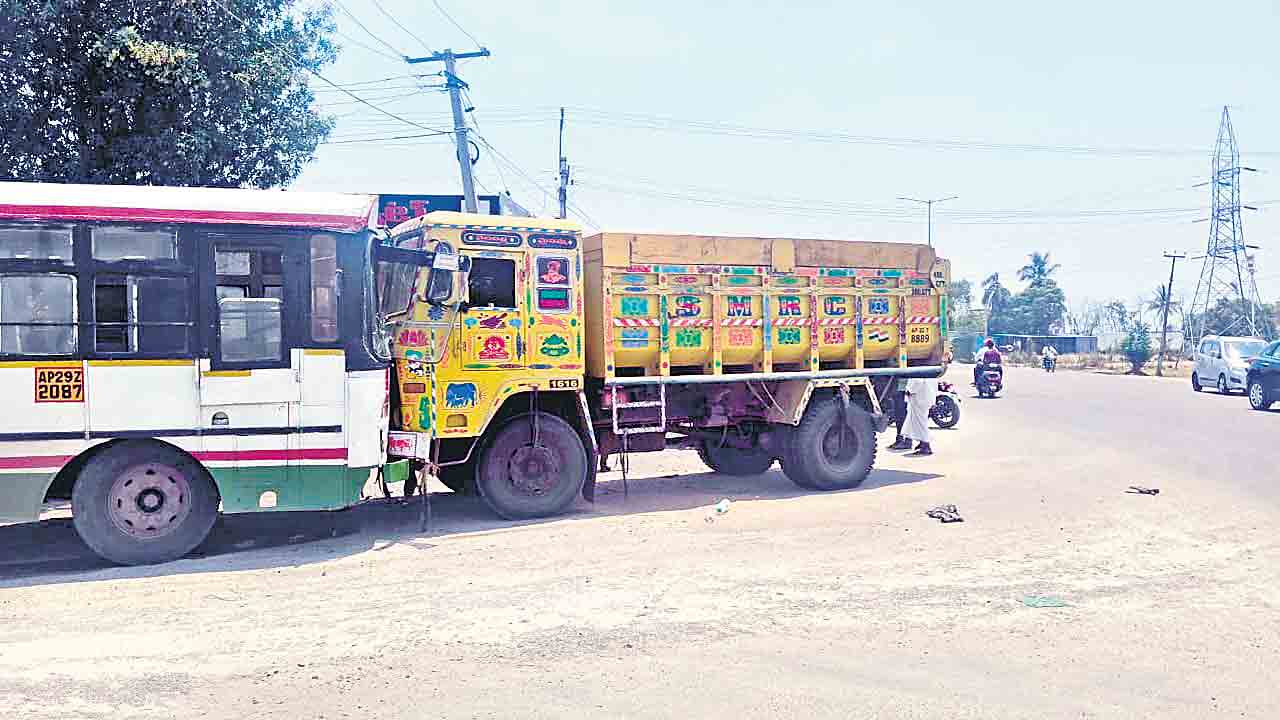 బస్సును ఢీకొట్టిన ఇసుక టిప్పర్‌