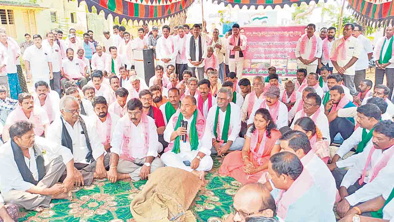 ఇంకెప్పుడు కొంటరు?.. కూలీలు లేరు.. లారీలు వస్తలేవు
