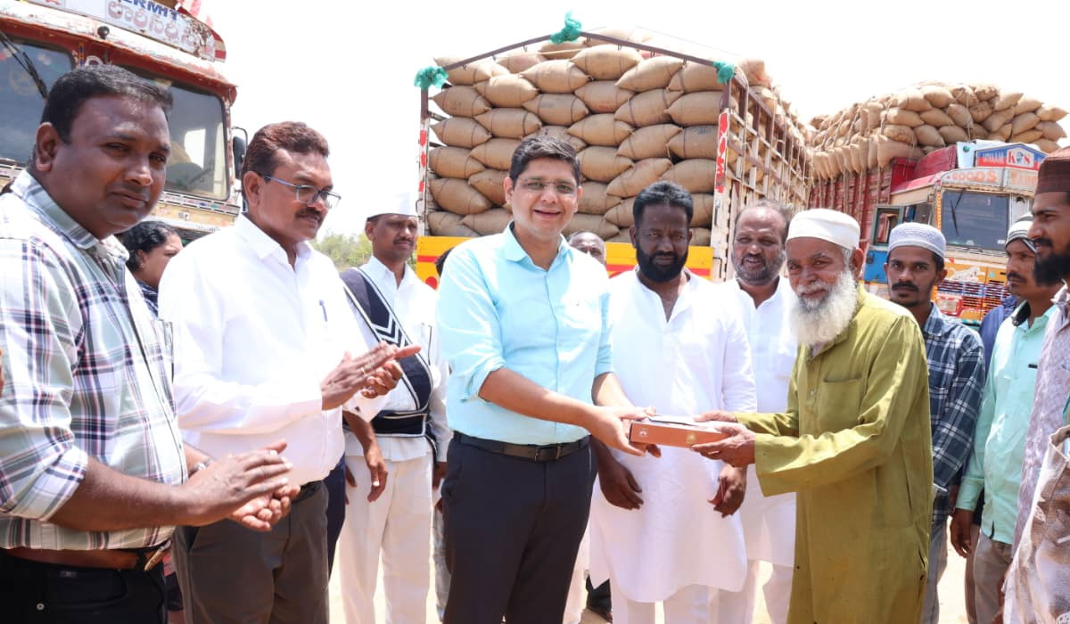 Kamareddy | లారీ డ్రైవర్లను సన్మానించిన కామారెడ్డి కలెక్టర్ ఆసిస్‌ సంగ్వాన్‌