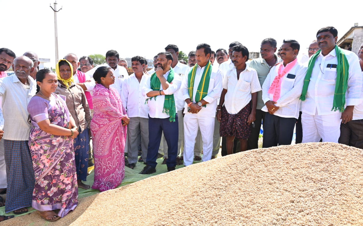 ధాన్యం కొనుగోళ్ల‌లో సర్కార్ విఫలం : మాజీ ఎమ్మెల్యే పైళ్ల‌ శేఖర్ రెడ్డి