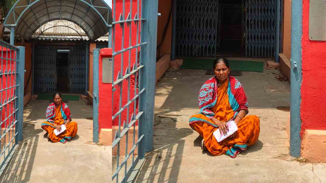 Rudrampur | గ్రూపు రుణ భారం ఒక్కరిపైనే ఎందుకు?.. బ్యాంకు ముందు నిరసన తెలిపిన మహిళ..!