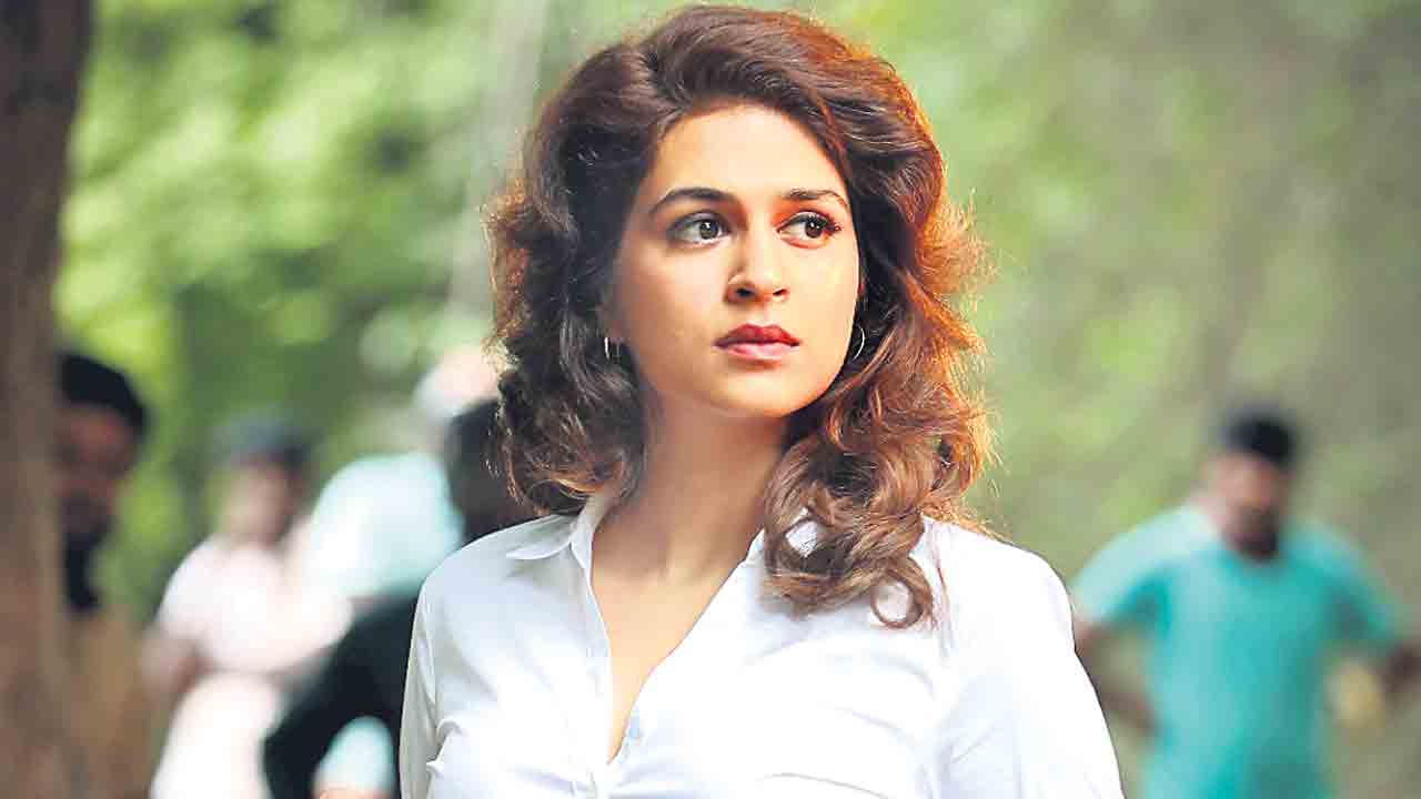 థ్రిల్‌కి గురిచేసే త్రికాల
