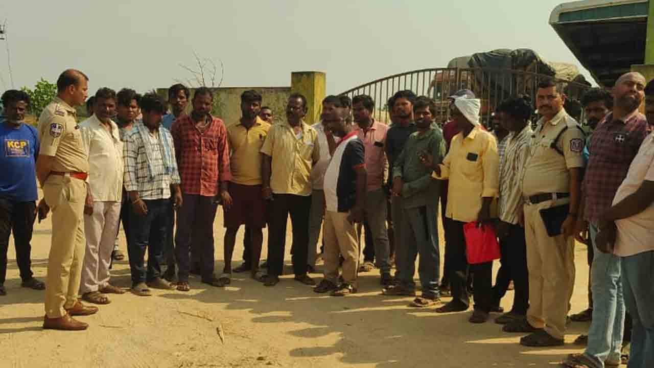 Singaram |  ధాన్యం కొనుగోలు చేయాలని గోదాంకు తాళం వేసి సింగారం రైతుల నిరసన