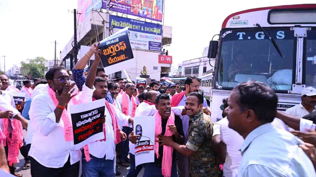 బండి సంజయ్‌ను బర్తరఫ్ చేయాలని సిరిసిల్లలో బీఆర్ఎస్ శ్రేణుల ధర్నా