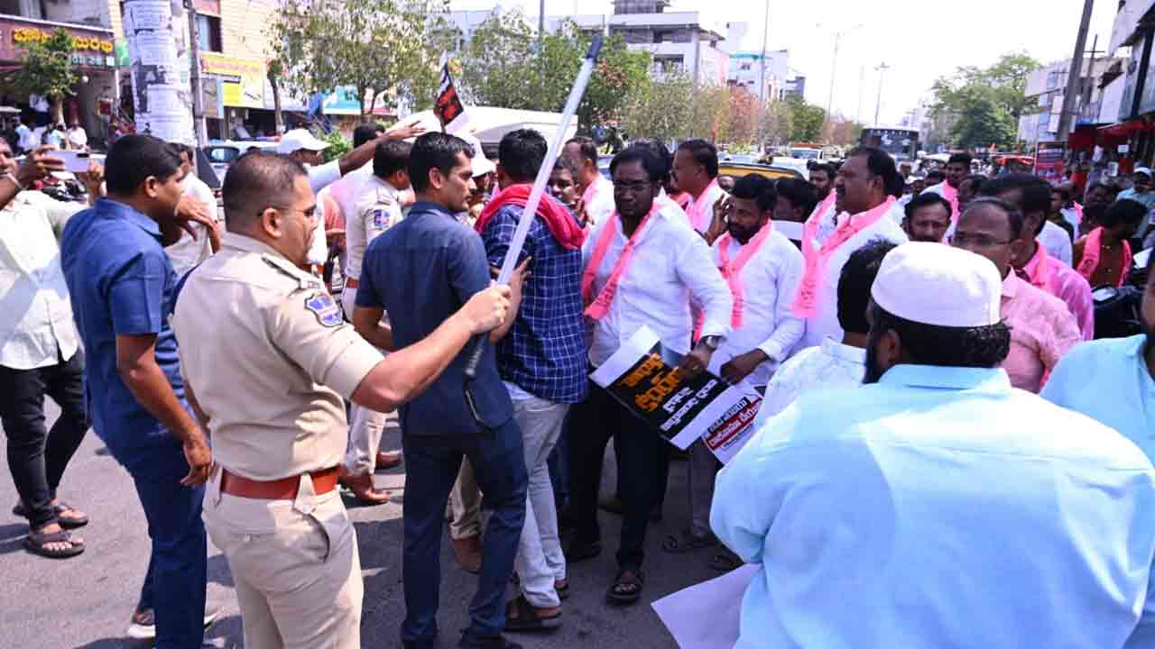 బండి సంజయ్‌ను బర్తరఫ్ చేయాలని సిరిసిల్లలో బీఆర్ఎస్ శ్రేణుల ధర్నా