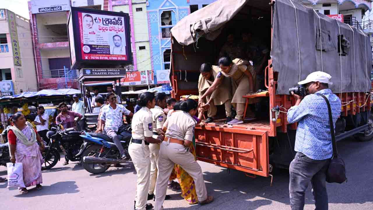 బండి సంజయ్‌ను బర్తరఫ్ చేయాలని సిరిసిల్లలో బీఆర్ఎస్ శ్రేణుల ధర్నా