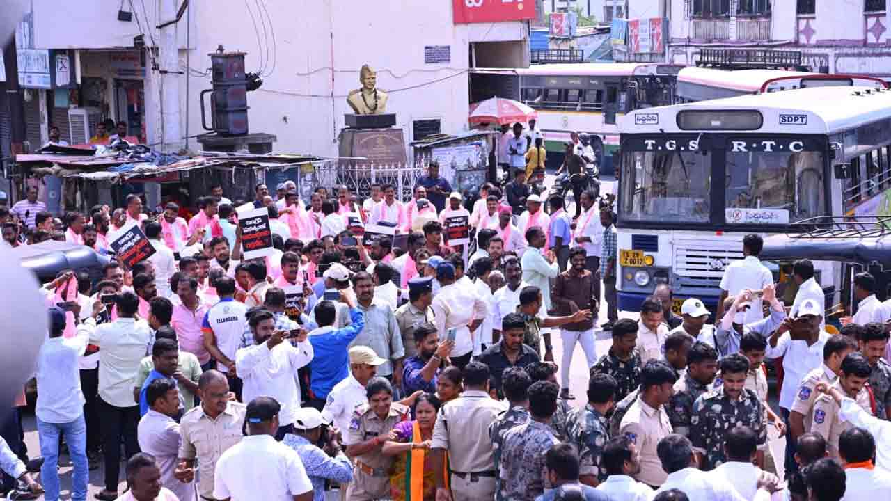 బండి సంజయ్‌ను బర్తరఫ్ చేయాలని సిరిసిల్లలో బీఆర్ఎస్ శ్రేణుల ధర్నా