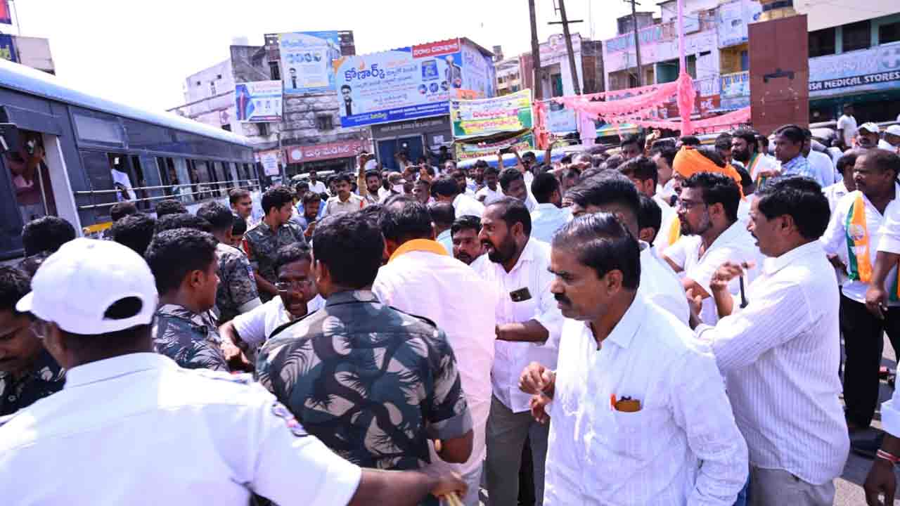 బండి సంజయ్‌ను బర్తరఫ్ చేయాలని సిరిసిల్లలో బీఆర్ఎస్ శ్రేణుల ధర్నా