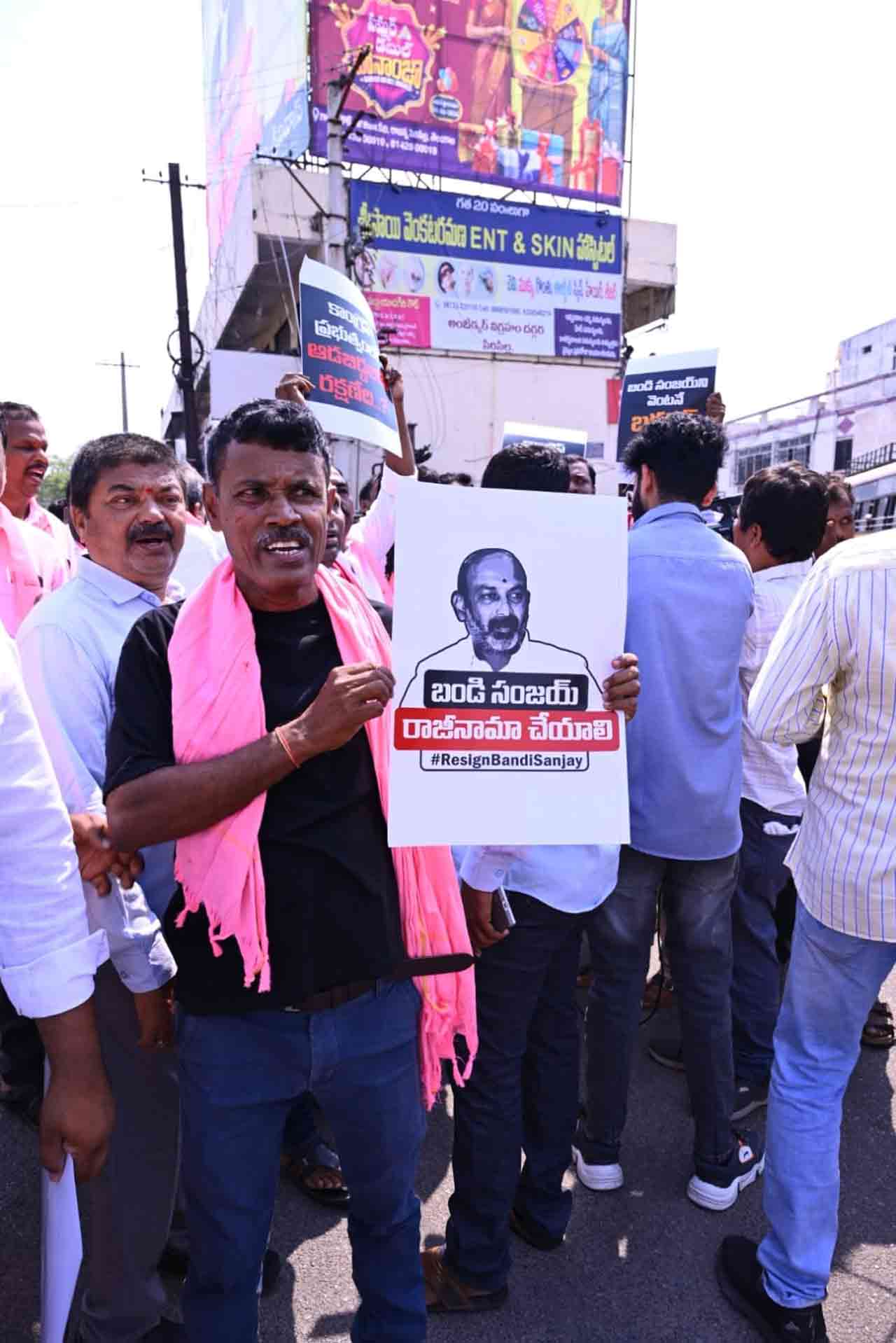 బండి సంజయ్‌ను బర్తరఫ్ చేయాలని సిరిసిల్లలో బీఆర్ఎస్ శ్రేణుల ధర్నా