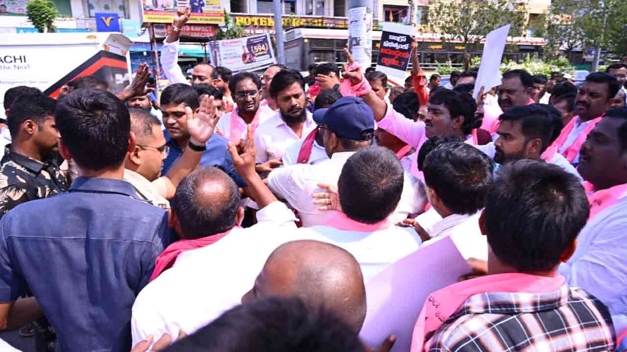 బండి సంజయ్‌ను బర్తరఫ్ చేయాలని సిరిసిల్లలో బీఆర్ఎస్ శ్రేణుల ధర్నా
