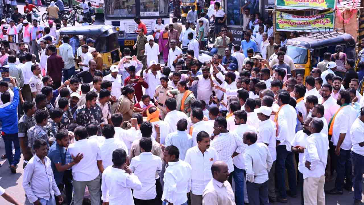 బండి సంజయ్‌ను బర్తరఫ్ చేయాలని సిరిసిల్లలో బీఆర్ఎస్ శ్రేణుల ధర్నా